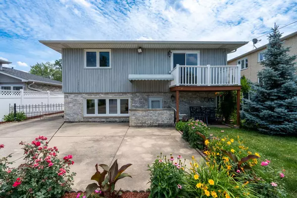 8642 Menard Avenue, Burbank, IL 60459