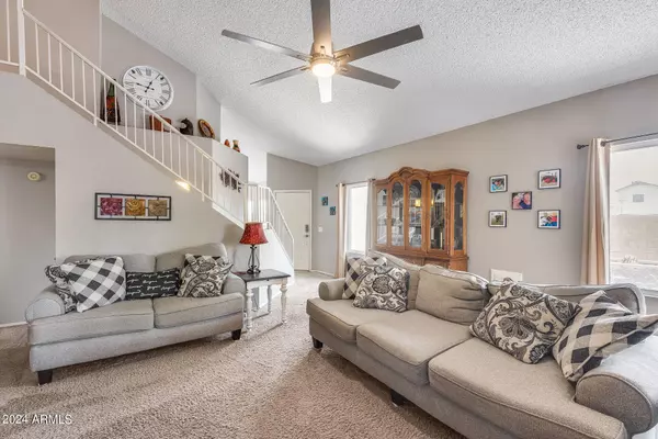 3035 E TOPEKA Drive, Phoenix, AZ 85050