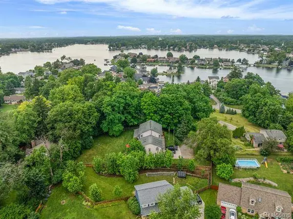 215 HEIGHTS Road, Lake Orion, MI 48362