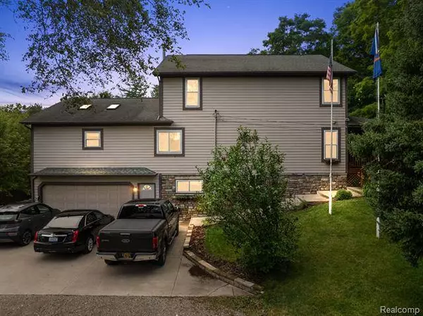 215 HEIGHTS Road, Lake Orion, MI 48362