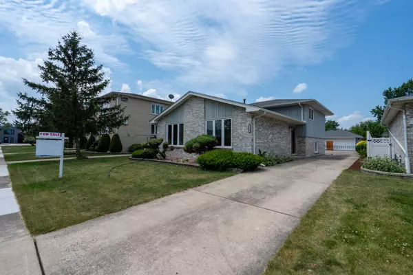 8642 Menard Avenue, Burbank, IL 60459