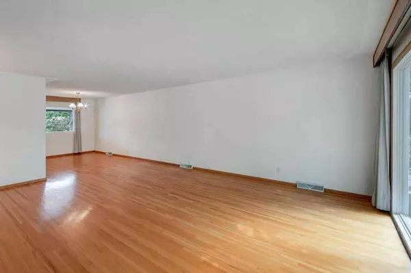 139 Wedgewood DR SW, Calgary, AB t3c3g9