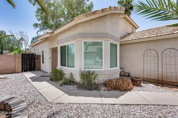 3035 E TOPEKA Drive, Phoenix, AZ 85050