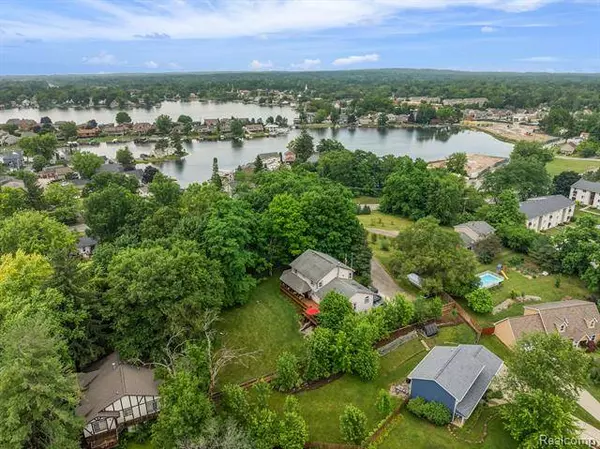 215 HEIGHTS Road, Lake Orion, MI 48362