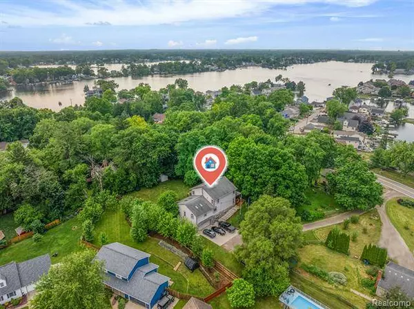 215 HEIGHTS Road, Lake Orion, MI 48362