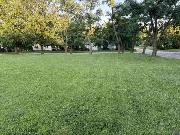 401/407 Locust ST, Eskridge, KS 66423