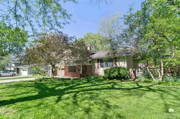 2826 Oregon LN, Manhattan, KS 66502