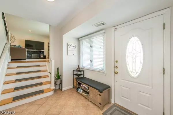 105 Abbe Ln, Clifton City, NJ 07013