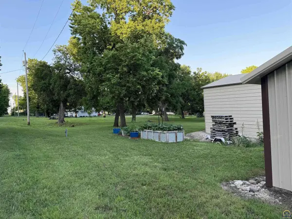 401/407 Locust ST, Eskridge, KS 66423