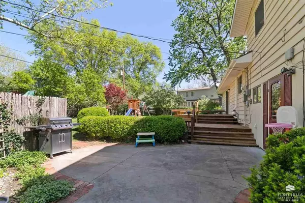 2826 Oregon LN, Manhattan, KS 66502