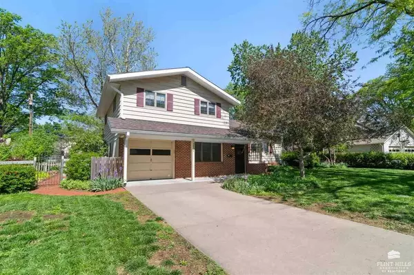 2826 Oregon LN, Manhattan, KS 66502