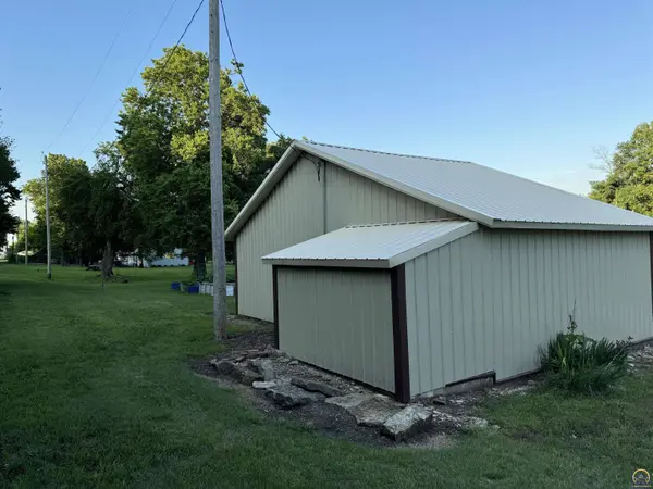 401/407 Locust ST, Eskridge, KS 66423