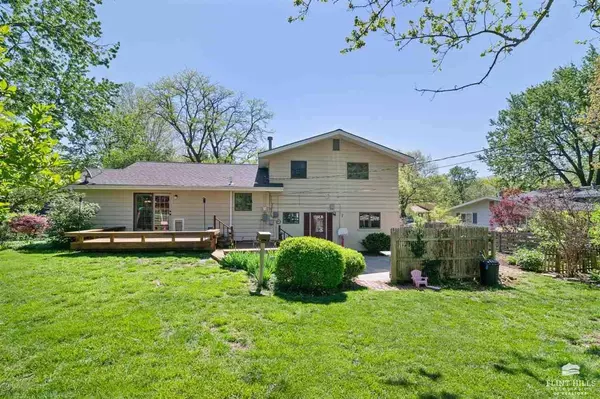 2826 Oregon LN, Manhattan, KS 66502