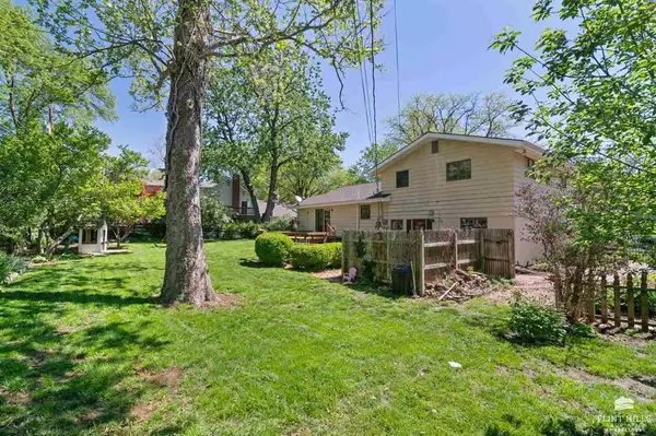 2826 Oregon LN, Manhattan, KS 66502