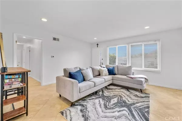 255 Sherwood ST, Costa Mesa, CA 92627