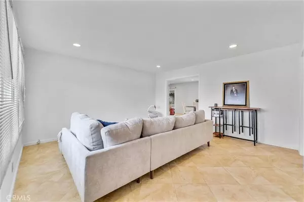 255 Sherwood ST, Costa Mesa, CA 92627