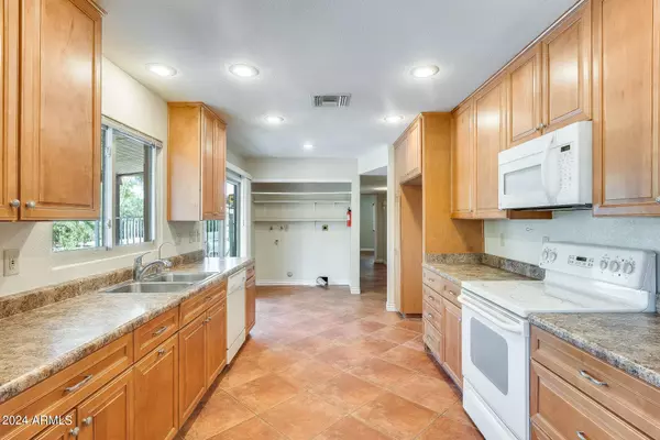 974 LEISURE WORLD Drive, Mesa, AZ 85206