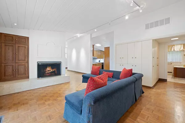 3221 Sierra Oaks DR, Sacramento, CA 95864