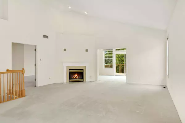 408 Meadowood LN, Burnsville, MN 55337