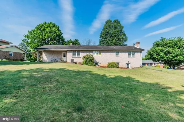 10 ENCK DR, Boiling Springs, PA 17007