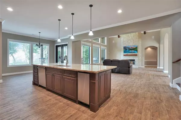 403 W Spreading Oaks AVE, Friendswood, TX 77546