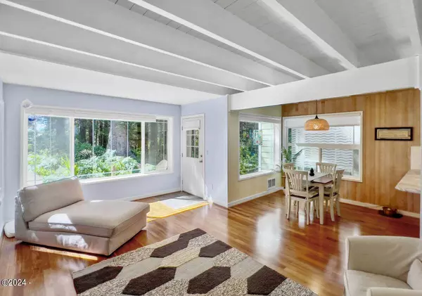 1286 SW Meadow LN, Depoe Bay, OR 97341