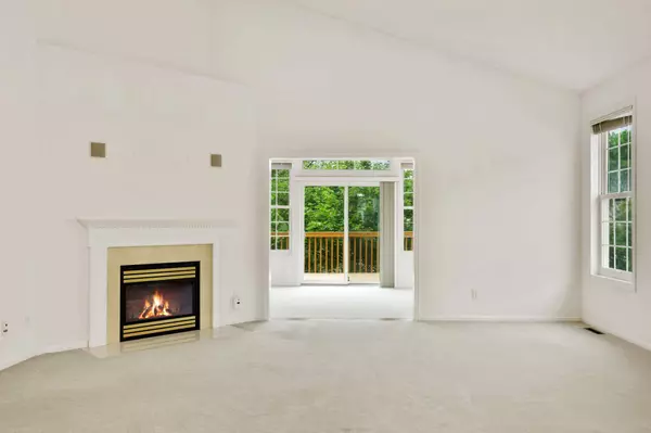 408 Meadowood LN, Burnsville, MN 55337