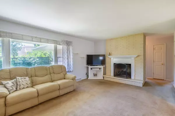 2010 Oak ST, St. Charles, IL 60174