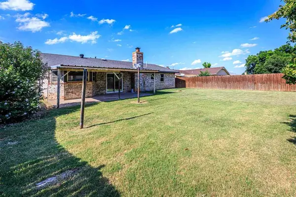 7828 NW Morrocco Dr, Lawton, OK 73505