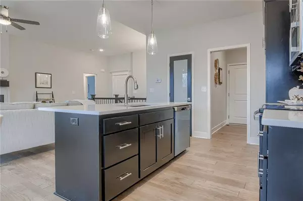 912 NW Crestwood DR, Grain Valley, MO 64029