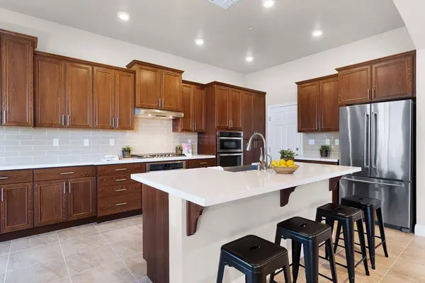 3192 Demartini DR, Roseville, CA 95661