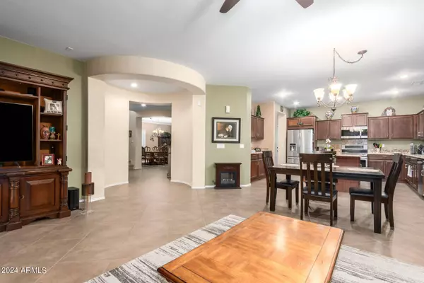 820 E SUN VALLEY FARMS Lane, San Tan Valley, AZ 85140