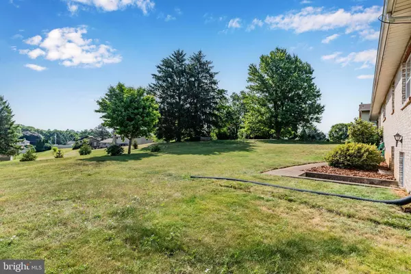 10 ENCK DR, Boiling Springs, PA 17007