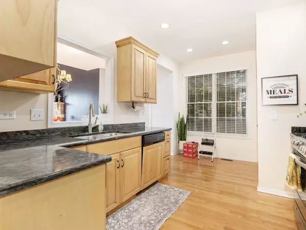 29W521 Cerny CIR, Warrenville, IL 60555