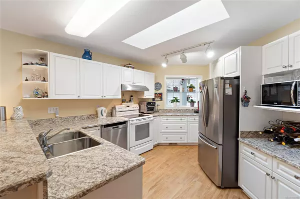 1285 Oceanside Dr, Qualicum Beach, BC V9K 1T8