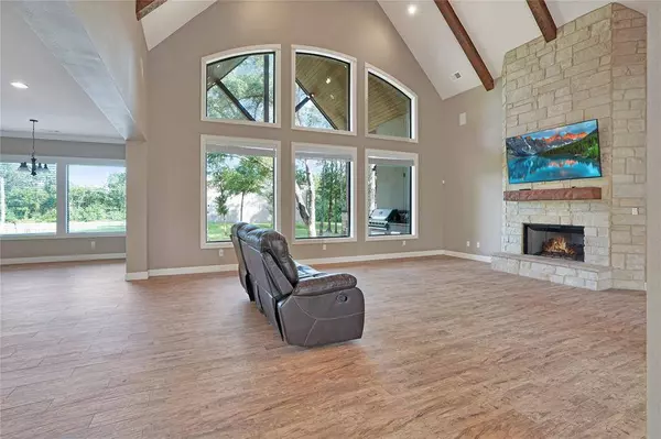 403 W Spreading Oaks AVE, Friendswood, TX 77546