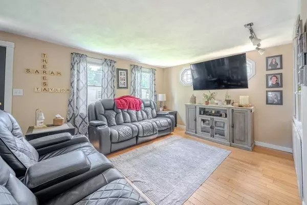 44 Pine St, Peabody, MA 01960