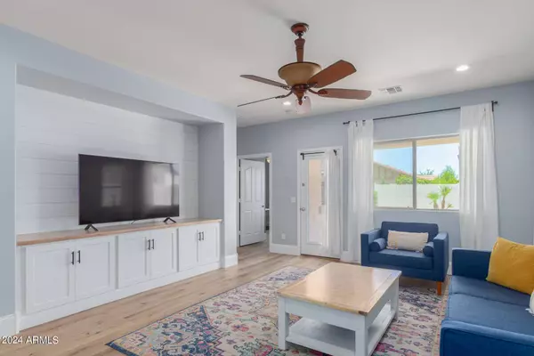 1672 W DUGAN Drive, San Tan Valley, AZ 85144