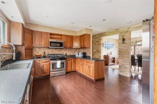 1567 Greensleaves CIR, Hubbard, OH 44425