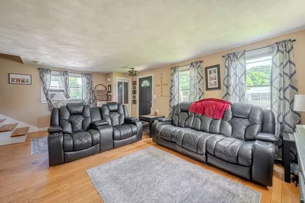 44 Pine St, Peabody, MA 01960