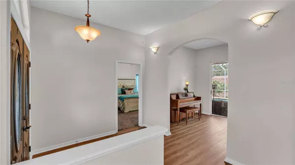 5862 CHARLOMA DR, Lakeland, FL 33812