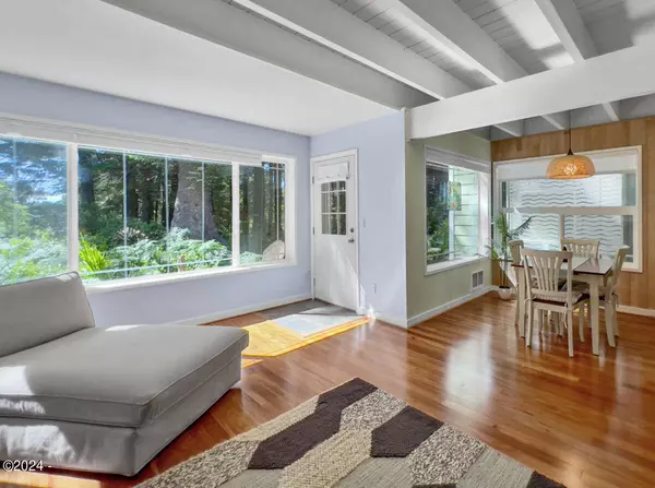 1286 SW Meadow LN, Depoe Bay, OR 97341