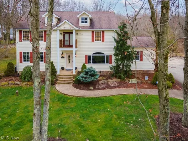 1567 Greensleaves CIR, Hubbard, OH 44425