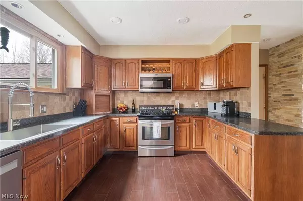 1567 Greensleaves CIR, Hubbard, OH 44425