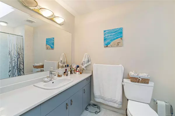 1285 Oceanside Dr, Qualicum Beach, BC V9K 1T8