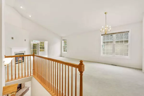 408 Meadowood LN, Burnsville, MN 55337