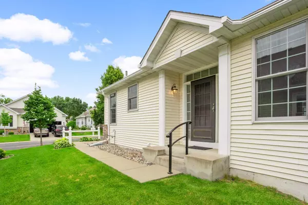 408 Meadowood LN, Burnsville, MN 55337