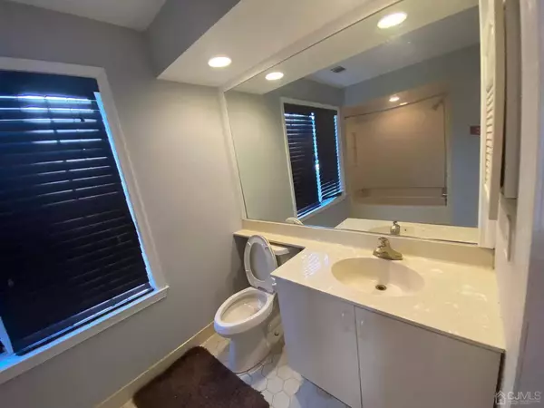 2203 Candlelight CT, Helmetta, NJ 08828