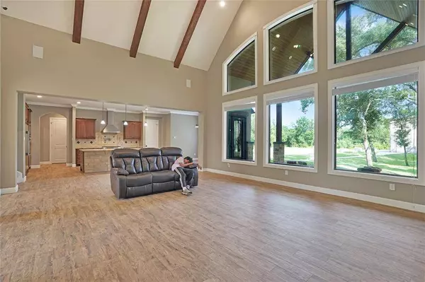 403 W Spreading Oaks AVE, Friendswood, TX 77546