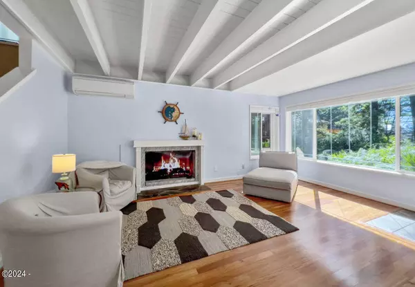 1286 SW Meadow LN, Depoe Bay, OR 97341